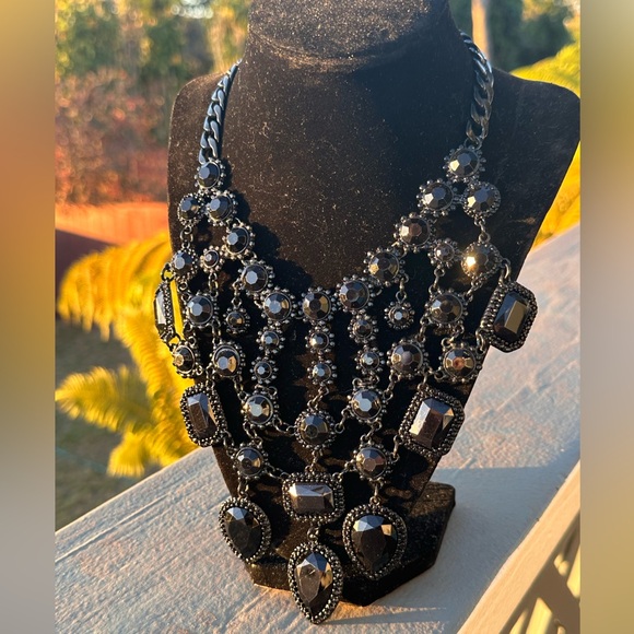 N46. Guess Los Angeles Dark Romance Black Statement Necklace - Picture 4 of 5